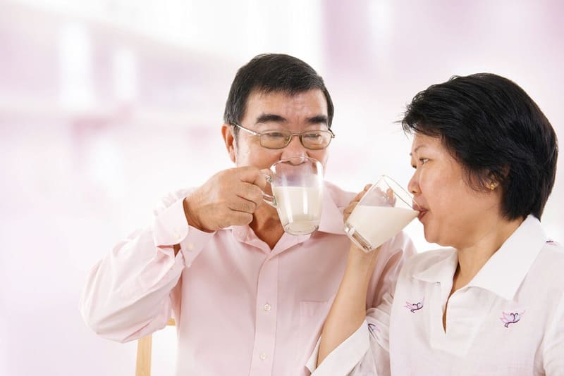 sữa hạt nào tốt cho người lớn tuổi