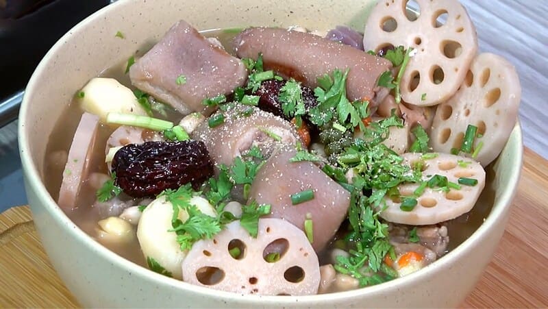 củ sen nấu móng giò