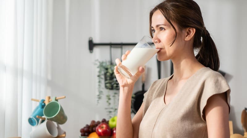 uống sữa tốt cho xương khớp