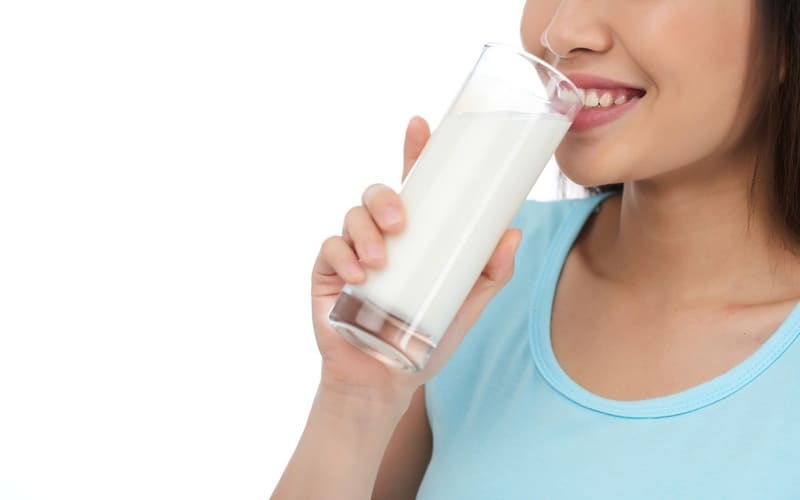 ai cũng nên uống sữa để bổ sung protein